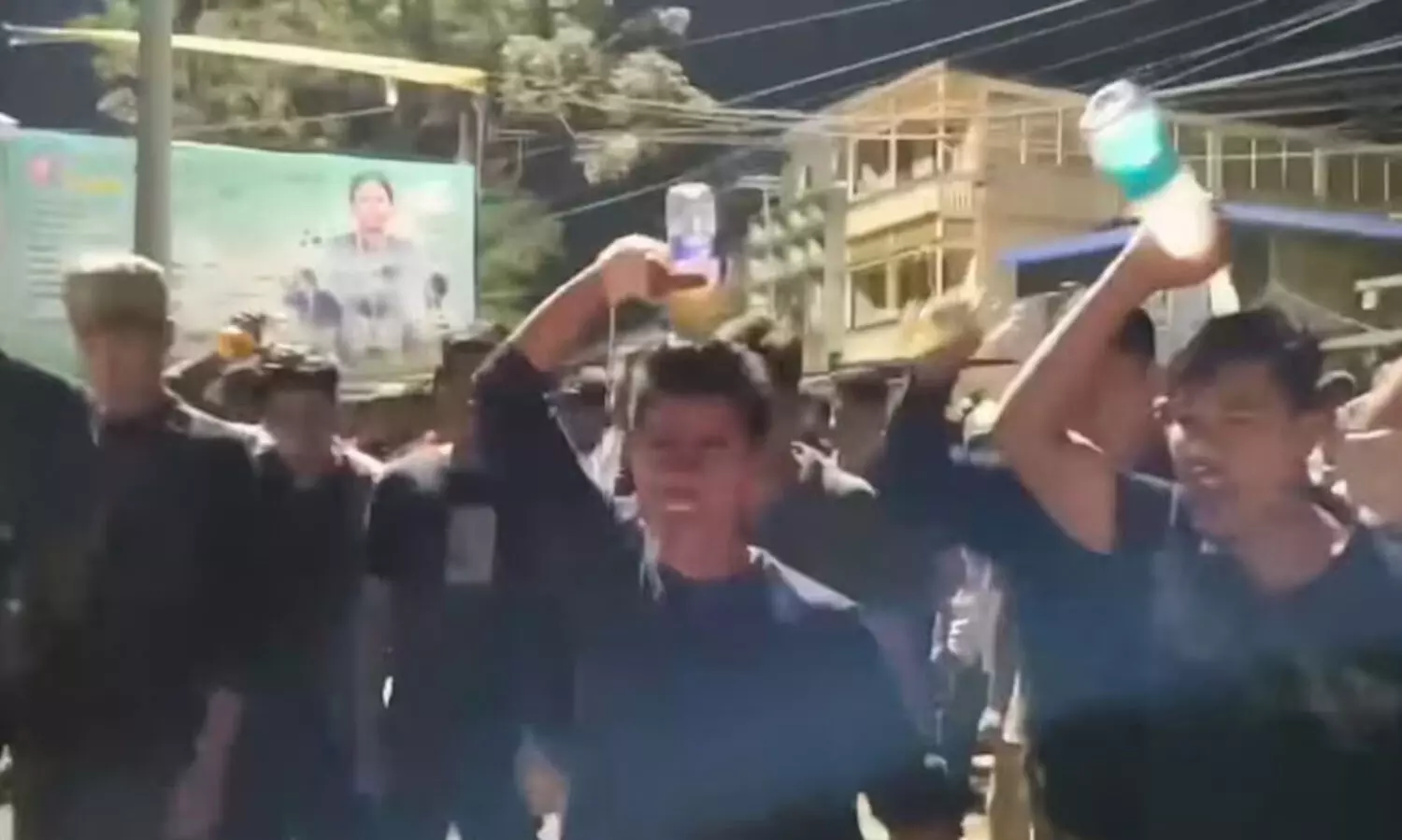 ദേഹത്ത് പെട്രോളൊഴിച്ച് ആത്മഹത്യ ഭീഷണിയുമായി യുവാക്കൾ; മണിപ്പൂർ വീണ്ടും സംഘർഷഭരിതമാവുന്നു