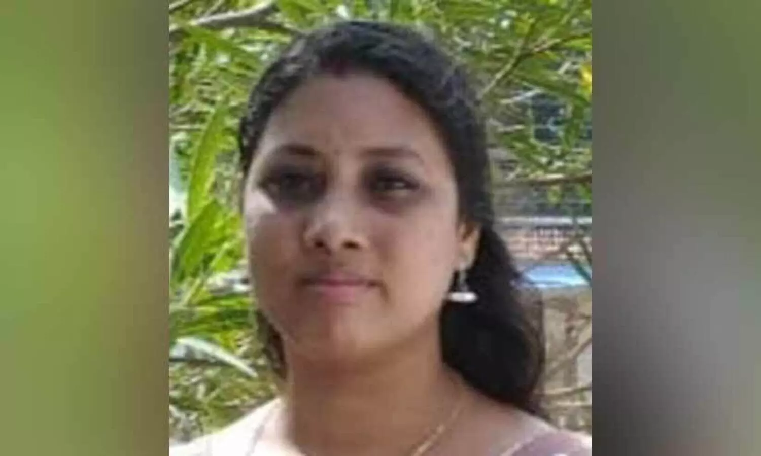 തൃശൂരിൽ യുവതി വീടിനുള്ളിൽ മരിച്ചനിലയിൽ; ഭർത്താവ് കഴുത്തു ഞെരിച്ച് കൊന്നതെന്ന് സംശയം