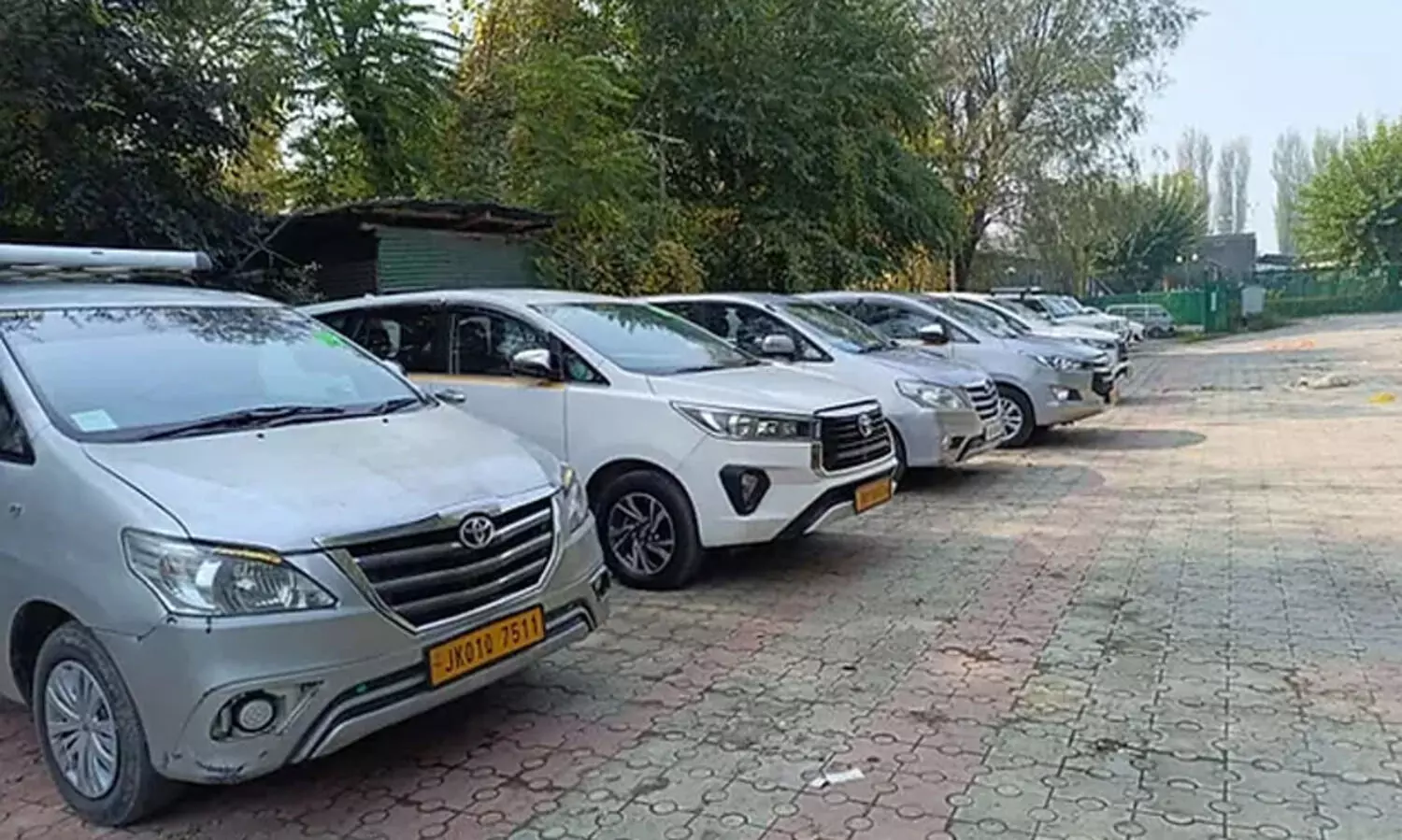 പഹൽഗാം ആക്രമണത്തോടെ വരുമാനം കുറഞ്ഞു; കാബുകൾ വിൽക്കാനൊരുങ്ങി കശ്മീരിലെ ടാക്സി   ഓപ്പറേറ്റർമാർ