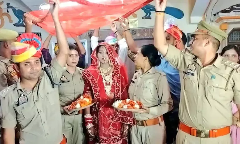 സഹോദരനെ മോഷ്ടാക്കൾ കൊലപ്പെടുത്തി,വിവാഹത്തിനുള്ള പണം കവർന്നു; യുവതിയുടെ വിവാഹം നടത്തിക്കൊടുത്ത് പൊലീസ് സഹോദരനെ മോഷ്ടാക്കൾ കൊലപ്പെടുത്തി,വിവാഹത്തിനുള്ള പണം കവർന്നു; യുവതിയുടെ വിവാഹം നടത്തിക്കൊടുത്ത് പൊലീസ്