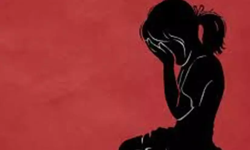 വർക്കലയിൽ ഒമ്പതാം ക്ലാസുകാരിയെ പീഡിപ്പിച്ച് ഗർഭിണിയാക്കി; മാതൃസഹോദരൻ അറസ്റ്റിൽ വർക്കലയിൽ ഒമ്പതാം ക്ലാസുകാരിയെ പീഡിപ്പിച്ച് ഗർഭിണിയാക്കി; മാതൃസഹോദരൻ അറസ്റ്റിൽ