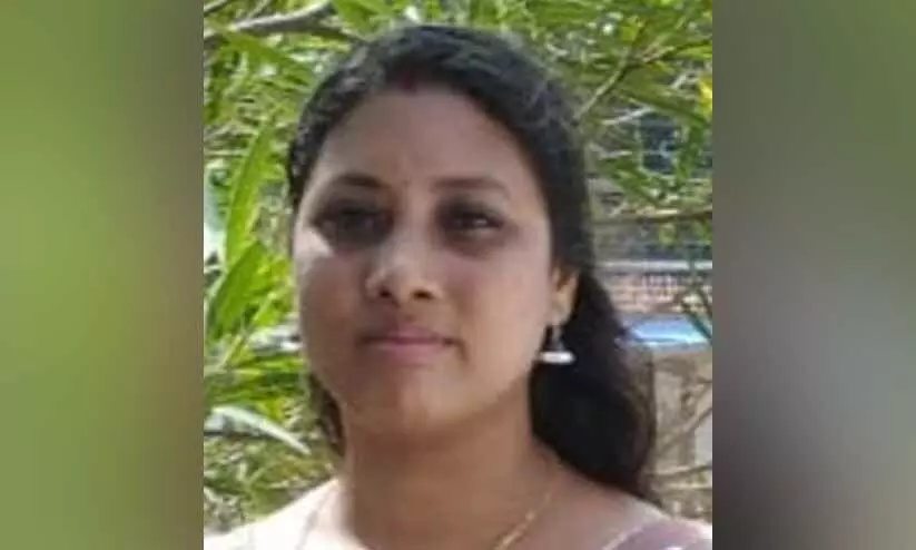 തൃശൂരിൽ യുവതി വീടിനുള്ളിൽ മരിച്ചനിലയിൽ; ഭർത്താവ് കഴുത്തു ഞെരിച്ച് കൊന്നതെന്ന് സംശയം