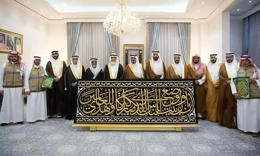 പുതിയ ‘കിസ്​വ’ കൈമാറി, മുഹറം ഒന്നിന്​​ കഅ്​ബയെ അണിയിക്കും