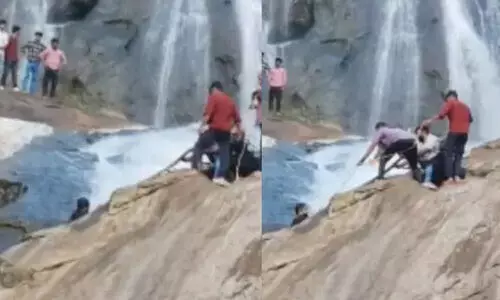സെൽഫിയെടുക്കുന്നതിനിടെ വെള്ളച്ചാട്ടത്തിൽ വീണ യുവാവിനെ സാഹസികമായി രക്ഷപ്പെടുത്തി നാട്ടുകാർ