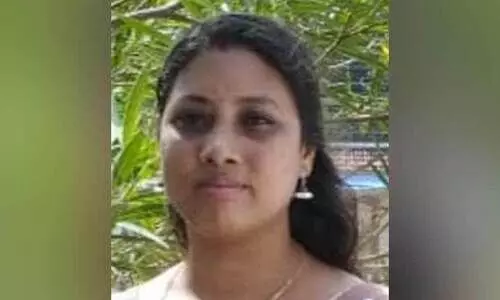 തൃശൂരിൽ യുവതി വീടിനുള്ളിൽ മരിച്ചനിലയിൽ; ഭർത്താവ് കഴുത്തു ഞെരിച്ച് കൊന്നതെന്ന് സംശയം