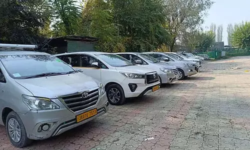പഹൽഗാം ആക്രമണത്തോടെ വരുമാനം കുറഞ്ഞു; കാബുകൾ വിൽക്കാനൊരുങ്ങി കശ്മീരിലെ ടാക്സി   ഓപ്പറേറ്റർമാർ