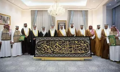 പുതിയ ‘കിസ്​വ’ കൈമാറി, മുഹറം ഒന്നിന്​​ കഅ്​ബയെ അണിയിക്കും