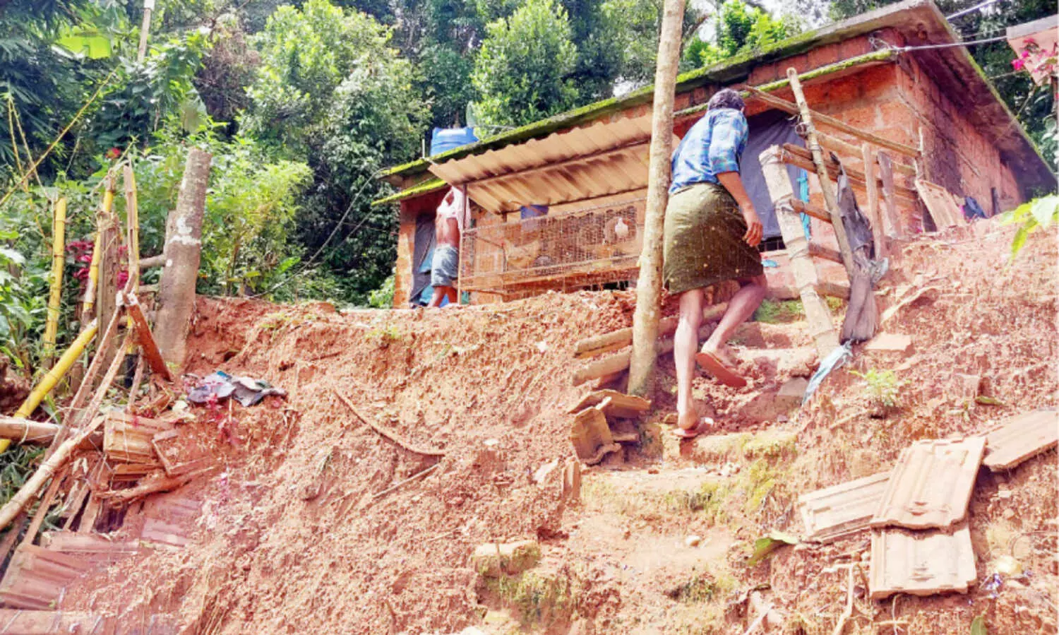 ആ​ദി​വാ​സി​ക​ൾ​ക്ക് അ​ത്ര​യൊ​ക്കെ മ​തി​യെ​ന്നാ​ണോ?; മ​ണ്ണി​ടി​ച്ചി​ൽ തു​ട​ർ​ച്ച​യാ​യ സ്ഥ​ല​ത്ത് ഭീ​തി​യോ​ടെ കു​ടും​ബ​ങ്ങ​ൾ