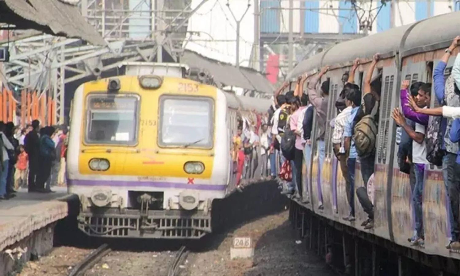 മുംബൈയിൽ വിപരീത ദിശകളിൽ വന്ന ട്രെയിനുകളിലെ യാത്രക്കാർ തമ്മിൽ കൂട്ടിമുട്ടി വീണ് അഞ്ചു പേർ മരിച്ചു