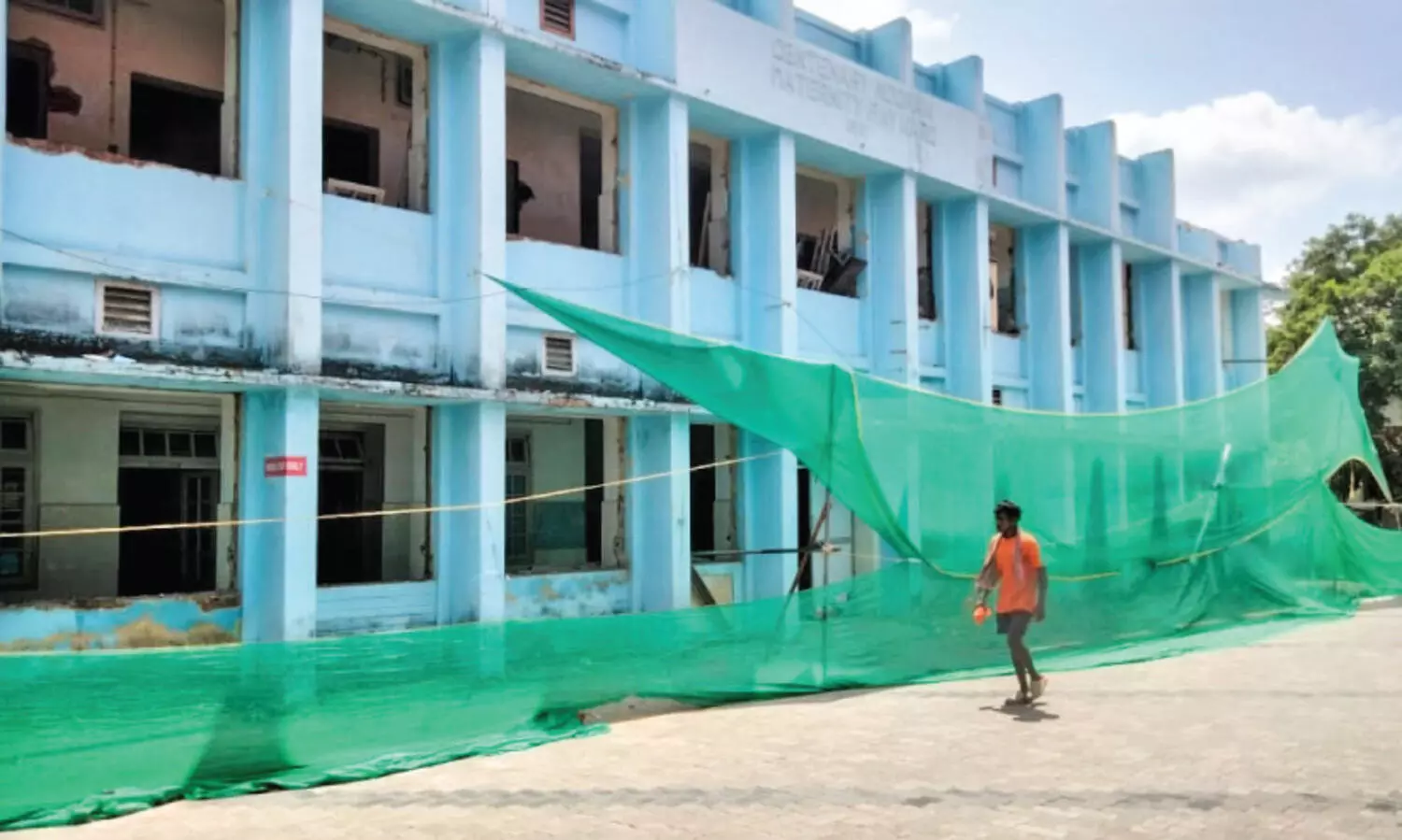 സു​ര​ക്ഷ​യി​ല്ലാ​തെ കെ​ട്ടി​ടം പൊ​ളി​ക്കു​ന്നു; ജി​ല്ല ആ​ശു​പ​​ത്രി​യി​ൽ രോ​ഗി​ക​ൾ​ക്ക് ദു​രി​തം