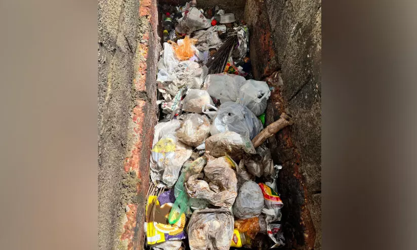 അശാസ്ത്രീയ മാലിന്യ സംസ്കരണം: സ്ഥാപനങ്ങൾക്ക് 15,000 രൂപ പിഴ അശാസ്ത്രീയ മാലിന്യ സംസ്കരണം: സ്ഥാപനങ്ങൾക്ക് 15,000 രൂപ പിഴ