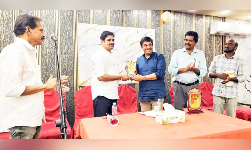 മനോജ് കുമാറിനെ ബാത്തിന സൗഹൃദവേദി ആദരിച്ചു മനോജ് കുമാറിനെ ബാത്തിന സൗഹൃദവേദി ആദരിച്ചു