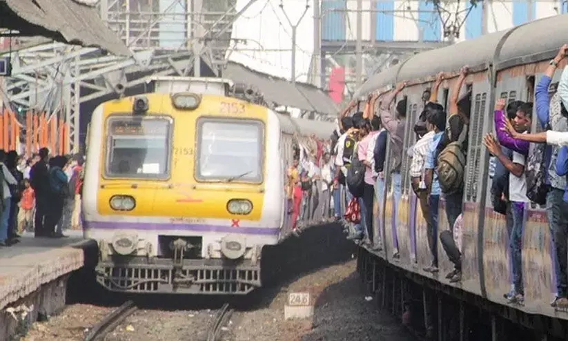 മുംബൈയിൽ വിപരീത ദിശകളിൽ വന്ന ട്രെയിനുകളിലെ യാത്രക്കാർ തമ്മിൽ കൂട്ടിമുട്ടി വീണ് അഞ്ചു പേർ മരിച്ചു