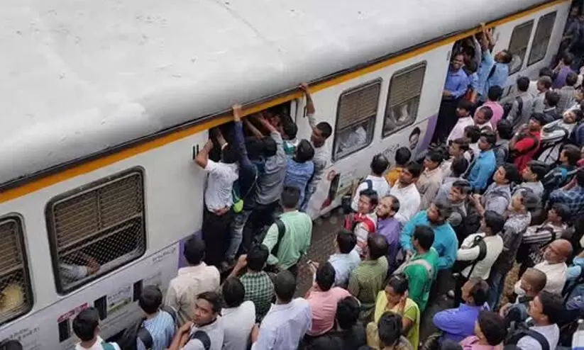മുംബൈ ലോക്കൽ ട്രെയിനുകളിൽ ഓട്ടോമേറ്റിക് വാതിലുകൾ; തീരുമാനം ട്രെയിൻ ദുരന്തത്തിന്റെ പശ്ചാത്തലത്തിൽ