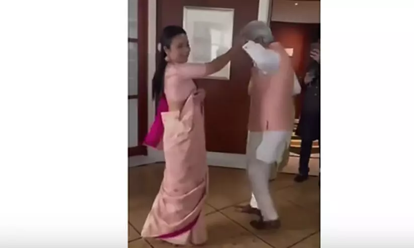 ഭർത്താവ് പിനാകി മിശ്രക്കൊപ്പം നൃത്തം ചെയ്യുന്ന വിഡിയോ പങ്കുവെച്ച് മഹുവ മൊയ്ത്ര ഭർത്താവ് പിനാകി മിശ്രക്കൊപ്പം നൃത്തം ചെയ്യുന്ന വിഡിയോ പങ്കുവെച്ച് മഹുവ മൊയ്ത്ര