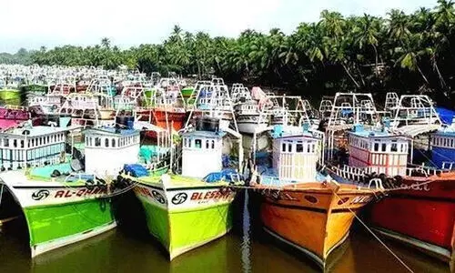 ട്രോളിങ്​ നി​രോധം ഇന്ന്​ അർധരാത്രി മുതൽ; മു​ങ്ങി​ത്താ​ഴ്​​ന്ന കപ്പലിലെ ക​ണ്ടെ​യ്​​ന​റു​ക​ളും രാ​സ​വ​സ്തു​ക്ക​ളും ആ​ശ​ങ്ക