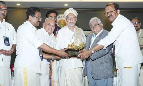 കൈ​ര​ളി ക​ലാ​സ​മി​തി സാ​ഹി​ത്യ പു​ര​സ്കാ​രം എ​ൻ.​എ​സ്. മാ​ധ​വ​ന് സ​മ്മാ​നി​ച്ചു