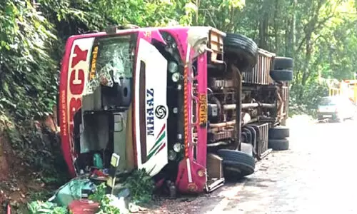 ബ​സ് മ​റി​ഞ്ഞ് യാ​ത്ര​ക്കാ​ർ​ക്ക് പ​രി​ക്ക്