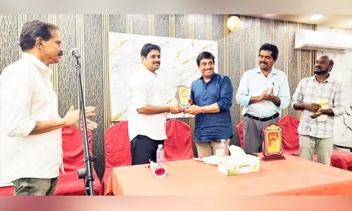 മ​നോ​ജ്‌ കു​മാ​റി​നെ ബാ​ത്തി​ന സൗ​ഹൃ​ദവേ​ദി ആ​ദ​രി​ച്ചു