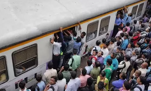 മുംബൈ ലോക്കൽ ട്രെയിനുകളിൽ ഓട്ടോമേറ്റിക് വാതിലുകൾ; തീരുമാനം ട്രെയിൻ ദുരന്തത്തിന്റെ പശ്ചാത്തലത്തിൽ