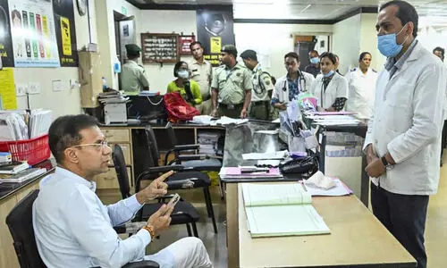 ‘ഞാൻ പറയുമ്പോൾ താൻ മിണ്ടരുത്! കീശയിൽ നിന്ന് കൈയെടുക്ക്, നാവ് നിയന്ത്രിക്കാൻ പഠിക്കണം’ -ഡോക്ടറെ അവഹേളിച്ച് ഗോവ ബി.ജെ.പി മന്ത്രി; ഒടുവിൽ മാപ്പ്.. മാപ്പ്...