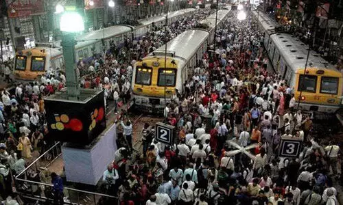 ‘ട്രെയിൻ യാത്ര തിരക്കിന്റെയും കെടുകാര്യസ്ഥതയുടെയും പ്രതീകമായി മാറി’ -മുംബൈയിൽ അഞ്ചുപേർ മരിച്ച സംഭവത്തിൽ റെയിൽവേക്ക് എതിരെ രാഹുൽ ഗാന്ധി