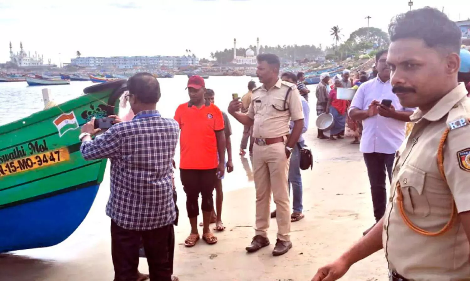 വിഴിഞ്ഞത്ത് പരിശോധന; അഞ്ച് വള്ളങ്ങൾ കസ്റ്റഡിയിൽ