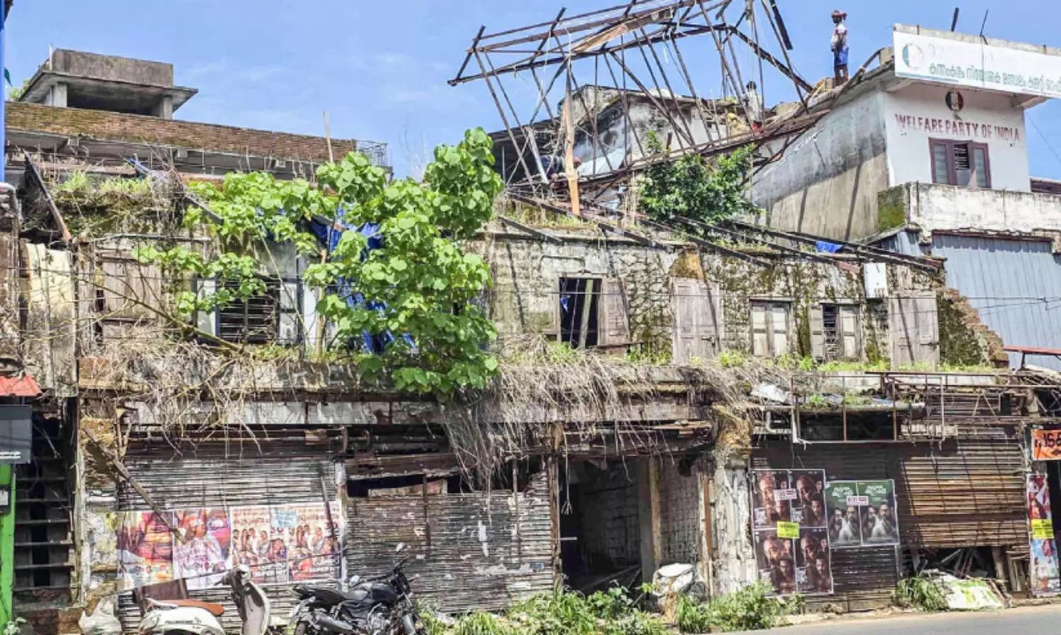 ത​ക​ർ​ന്ന കെ​ട്ടി​ടം പൊ​ളി​ക്കാ​ൻ അ​ധി​കൃ​ത​ർ​ക്ക് നി​സ്സം​ഗ​ത