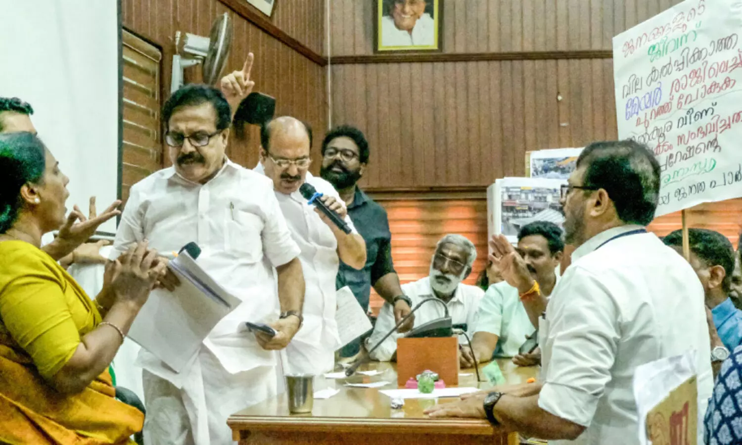 കോ​ർ​പ​റേ​ഷ​ൻ കൗ​ൺ​സി​ൽ യോ​ഗം; മേ​യ​റും കൂ​ട്ട​രും ഇ​റ​ങ്ങി​പ്പോ​യി