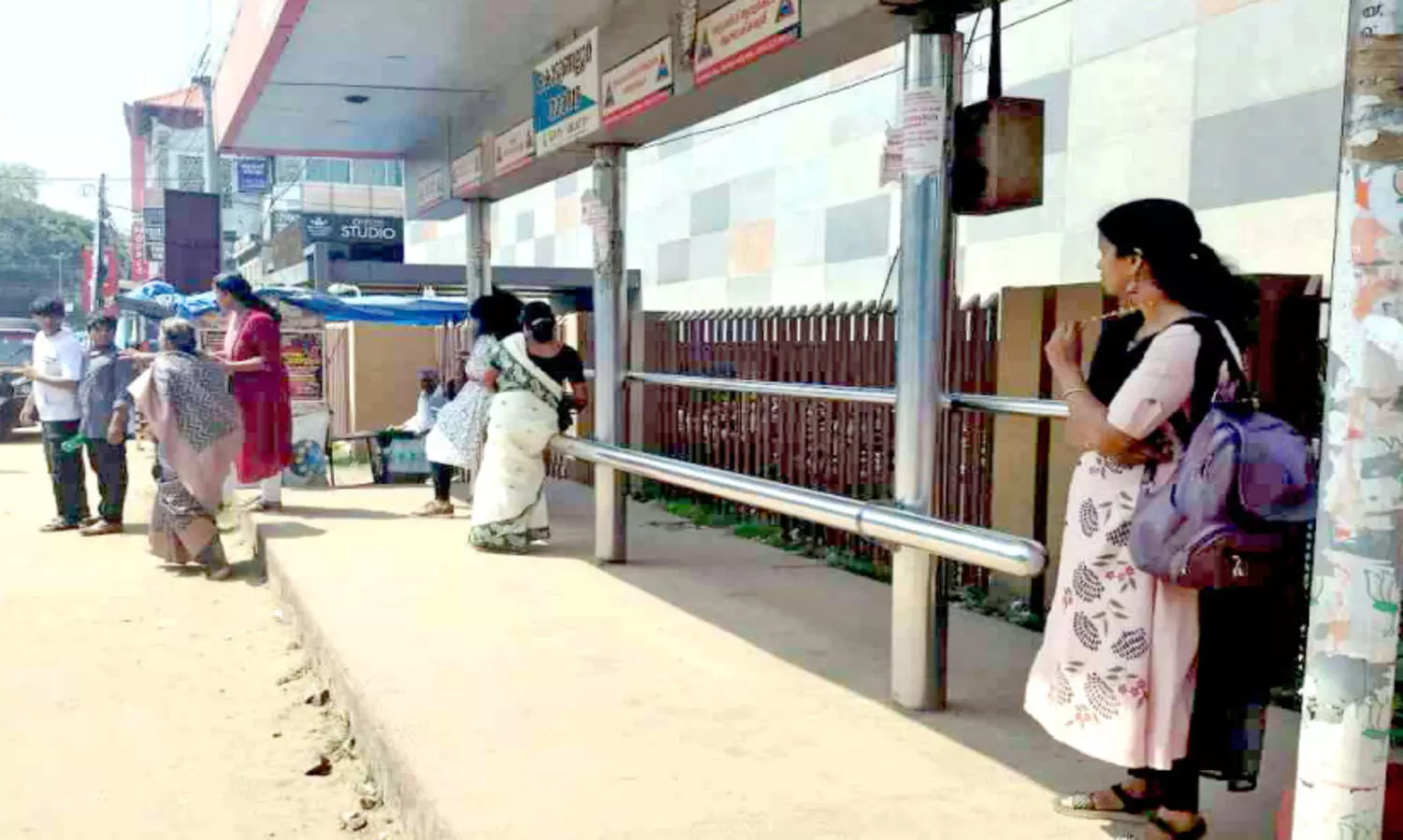 ബസ് കാത്തിരിപ്പ് കേന്ദ്രങ്ങളിലെ ഇരിപ്പിടത്തിനെതിരെ മനുഷ്യാവകാശ കമീഷനും വകുപ്പുകൾക്കും പരാതി