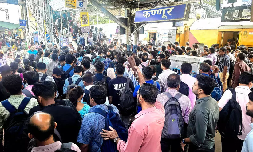 യാ​ത്ര​ക്കാ​രു​ടെ ശ്ര​ദ്ധ​ക്ക്; നി​ങ്ങ​ൾ ക്യൂ​വി​ലാ​ണ്