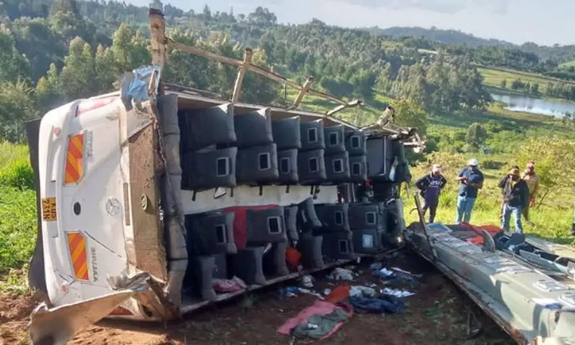 കെനിയയിലെ വാഹനാപകടം: മരിച്ചത് മലയാളികൾ ഉൾപ്പെടെ അഞ്ച് ഇന്ത്യക്കാർ, ആരെയും തിരിച്ചറിഞ്ഞിട്ടില്ല കെനിയയിലെ വാഹനാപകടം: മരിച്ചത് മലയാളികൾ ഉൾപ്പെടെ അഞ്ച് ഇന്ത്യക്കാർ, ആരെയും തിരിച്ചറിഞ്ഞിട്ടില്ല