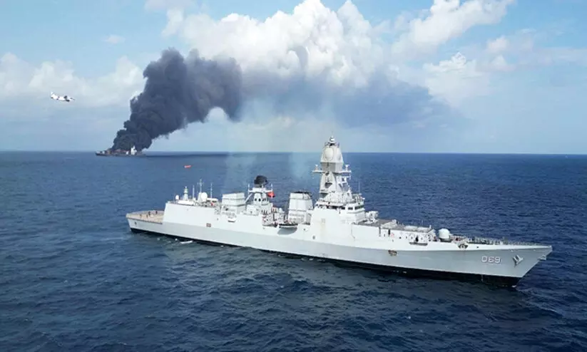 തീപിടിച്ച കപ്പൽ നീക്കം തെക്കുകിഴക്ക് ഭാഗത്തേക്ക്, ര​ക്ഷാ​പ്ര​വ​ർ​ത്ത​നം ദു​ഷ്‍ക​രം; അ​ഴീ​ക്ക​ൽ, ബേ​പ്പൂ​ർ തു​റ​മു​ഖ​ങ്ങ​ളി​ൽ ജാ​ഗ്ര​ത നി​ർ​ദേ​ശം