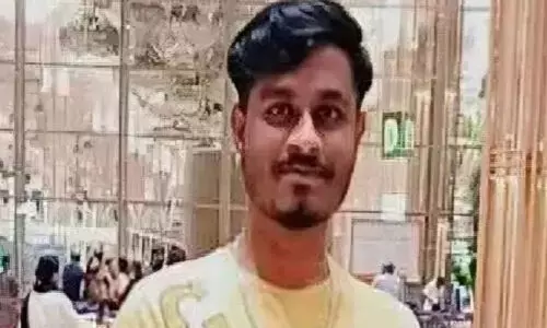 കു​ടും​ബി​നി​യെ കു​ത്തി​ക്കൊ​ന്ന് യു​വാ​വ് പൊ​ലീ​സി​ന് കീ​ഴ​ട​ങ്ങി