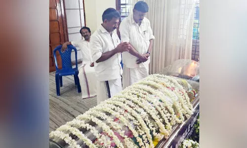 തെ​ന്ന​ല ബാ​ല​കൃ​ഷ്ണ​പി​ള്ള  ത്യാ​ഗ​പൂ​ർ​ണ​മാ​യ ജീ​വി​തം ന​യി​ച്ച നേ​താ​വ് -ഒ.​ഐ.​സി.​സി