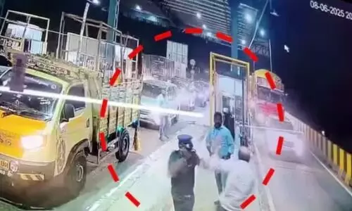 ടോൾ പ്ലാസയിൽ ഹോണടിച്ചതിന്‍റെ പേരിൽ സംഘർഷം; യാത്രക്കാരനെ തള്ളിയിടുന്ന ദൃശ്യം പുറത്ത്, ഗുണ്ടായിസമെന്ന് യൂത്ത് ലീഗ്