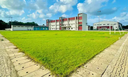 മേ​പ്പി​ൾ ത​ടി​യു​ടെ ക​രു​ത്തു​മാ​യി ഇ​വി​ടെ​യൊ​രു ഇ​ൻ​ഡോ​ർ സ്റ്റേ​ഡി​യം