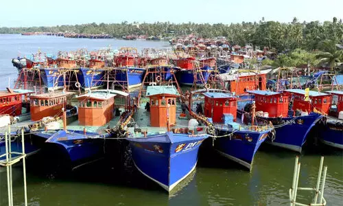 ട്രോളിങ് നിരോധനം പ്രാബല്യത്തിൽ; തീരമേഖല പട്ടിണിയിലേക്ക് ട്രോളിങ് നിരോധനം പ്രാബല്യത്തിൽ; തീരമേഖല പട്ടിണിയിലേക്ക്