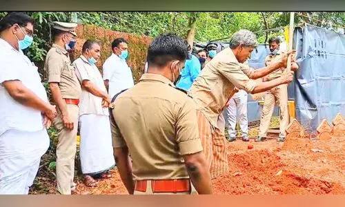 മൃതദേഹം പുറത്തെടുത്ത് പരിശോധിച്ചു