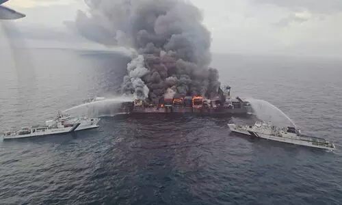 തീപിടിച്ച കപ്പൽ ചെരിയുന്നു, കൂടുതൽ കണ്ടെയ്നറുകൾ കടലിൽ വീണു; 157 കണ്ടെയ്‌നറുകളിൽ അതീവ അപകടകരമായ വസ്തുക്കള്‍, കൊച്ചിയിൽ അടിയന്തര യോഗം