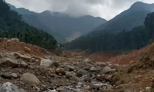 പുഞ്ചിരിമട്ടം മേഖലയിൽ വൻ മണ്ണിടിച്ചിൽ; എവിടെ മുന്നറിയിപ്പ് സംവിധാനം? പുഞ്ചിരിമട്ടം മേഖലയിൽ വൻ മണ്ണിടിച്ചിൽ; എവിടെ മുന്നറിയിപ്പ് സംവിധാനം?