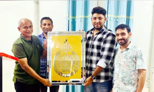 ഹാ​ഫി​ള് മു​ഹ​മ്മ​ദ്‌ ബി​ലാ​ലി​ന് സ്നേ​ഹോപ​ഹാ​രം ന​ൽ​കി