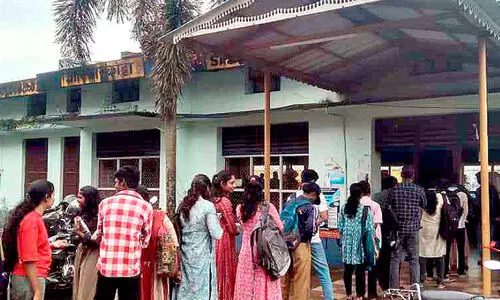 ഒറ്റ ടിക്കറ്റ്​ കൗണ്ടർ; വലഞ്ഞ് യാത്രക്കാർ