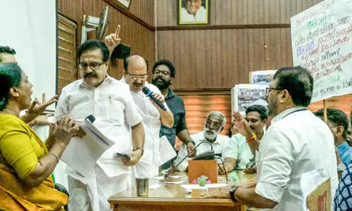 കോ​ർ​പ​റേ​ഷ​ൻ കൗ​ൺ​സി​ൽ യോ​ഗം; മേ​യ​റും കൂ​ട്ട​രും ഇ​റ​ങ്ങി​പ്പോ​യി