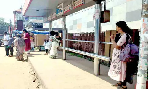 ബസ് കാത്തിരിപ്പ് കേന്ദ്രങ്ങളിലെ ഇരിപ്പിടത്തിനെതിരെ മനുഷ്യാവകാശ കമീഷനും വകുപ്പുകൾക്കും പരാതി