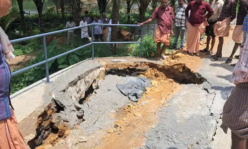 നാട്ടുകാർ ചേർന്ന് പിരിവെടുത്ത് ബലപ്പെടുത്തിയ അത്തിക്കയം കൊച്ചു പാലത്തിന്റെ അപ്രോച്ച് റോഡ് തകർത്ത് വാട്ടർ അതോറിറ്റി
