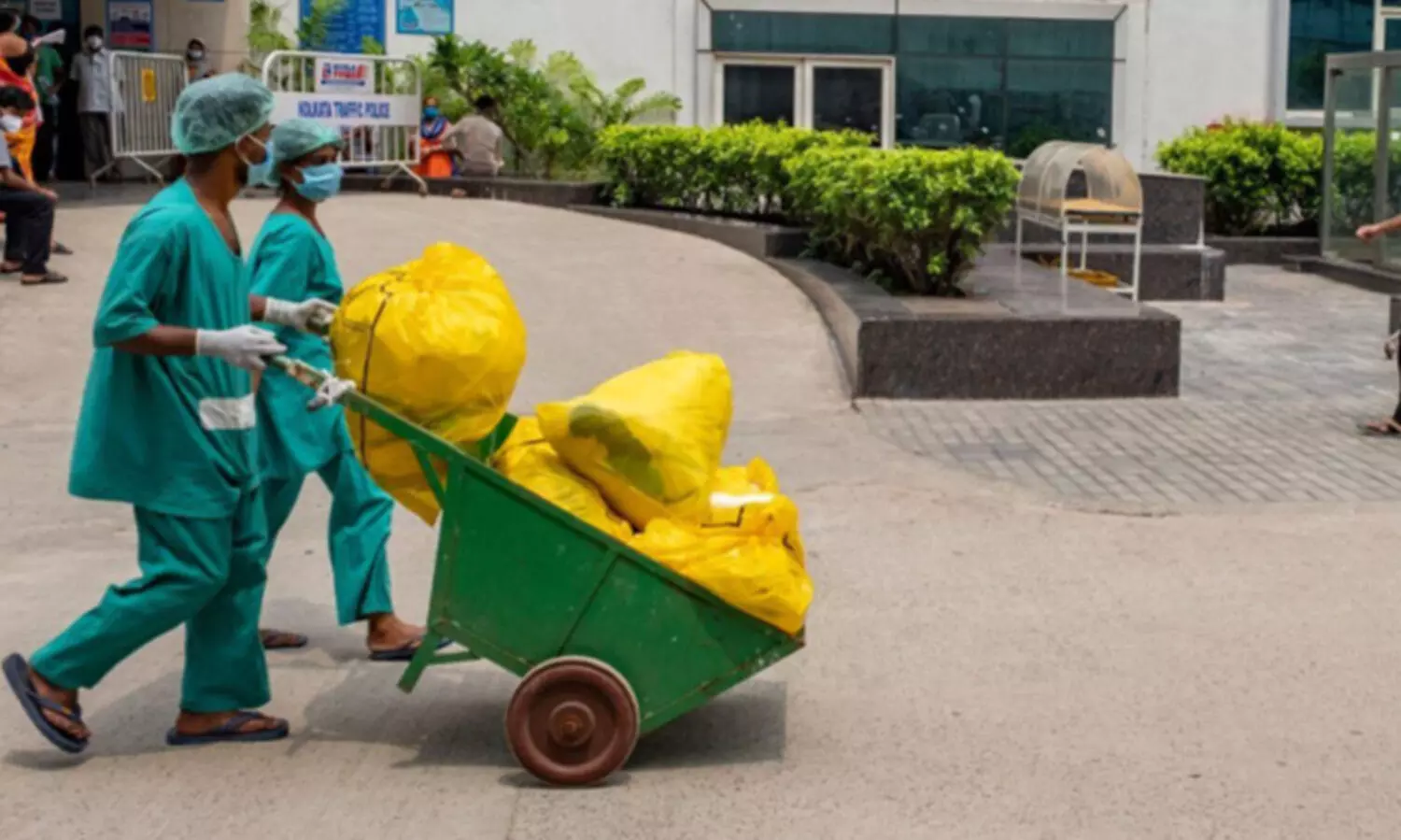 ശ​മ്പ​ള​ വ​ർ​ധ​ന​വി​ല്ലാ​തെ വ​ർ​ഷ​ങ്ങ​ൾ; ജി​ല്ല വ​നി​ത-​ശി​ശു ആ​ശു​പ​ത്രി​യി​ലെ ശു​ചീ​ക​ര​ണ തൊ​ഴി​ലാ​ളി​ക​ൾ ദു​രി​ത​ത്തി​ൽ