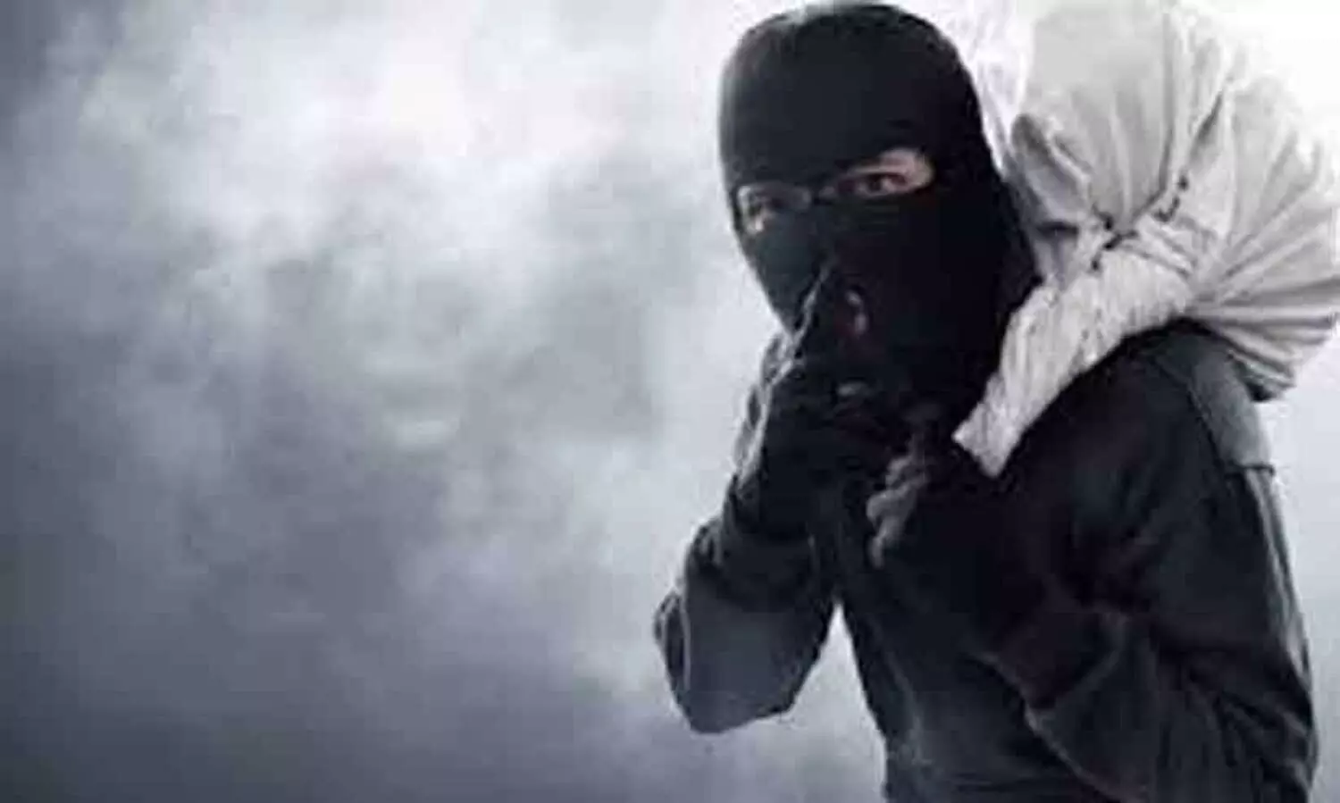 കോഴിക്കോട്ട് വൻ കവർച്ച; സ്കൂട്ടറിലെത്തിയ സംഘം ബാങ്ക് ജീവനക്കാരനിൽ നിന്ന് 40 ലക്ഷം രൂപ തട്ടിയെടുത്തു