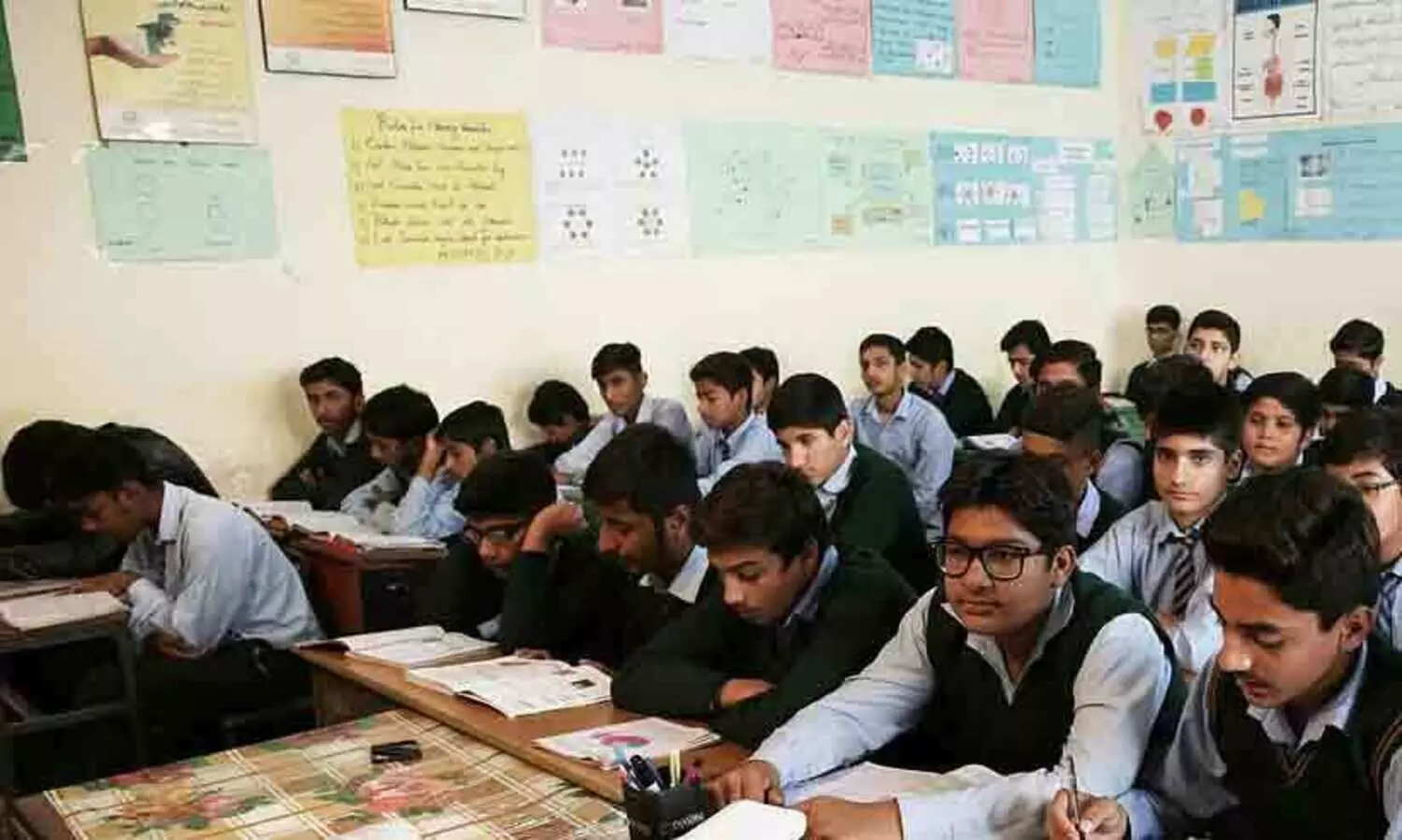 പഠിപ്പിക്കേണ്ട സമയത്ത് അധ്യാപകർ സ്റ്റാഫ്റൂമിൽ ഫോണും കണ്ടിരുന്നു; ബോർഡ് പരീക്ഷയിൽ വിദ്യാർഥികൾക്ക് കൂട്ടത്തോൽവി