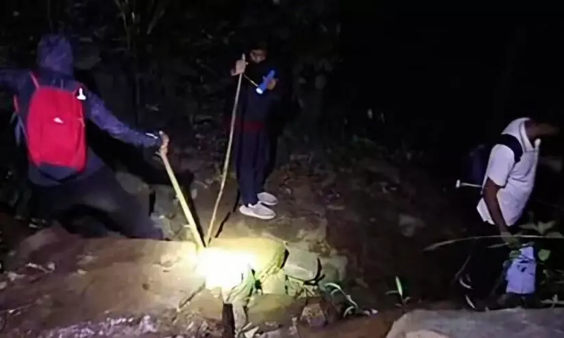 വിദ്യാർഥികൾ കാട്ടിൽ കുടുങ്ങി; രക്ഷകരായി പൊലീസ് വിദ്യാർഥികൾ കാട്ടിൽ കുടുങ്ങി; രക്ഷകരായി പൊലീസ്